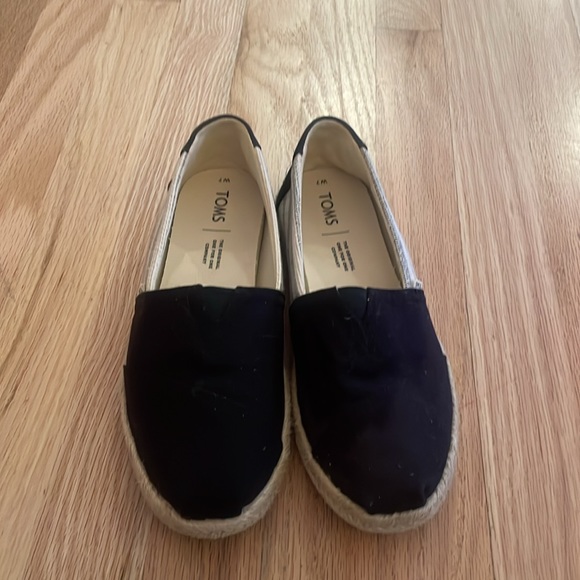 Tom’s slip on shoes in black and striped pattern size 7 women’s - Picture 6 of 8